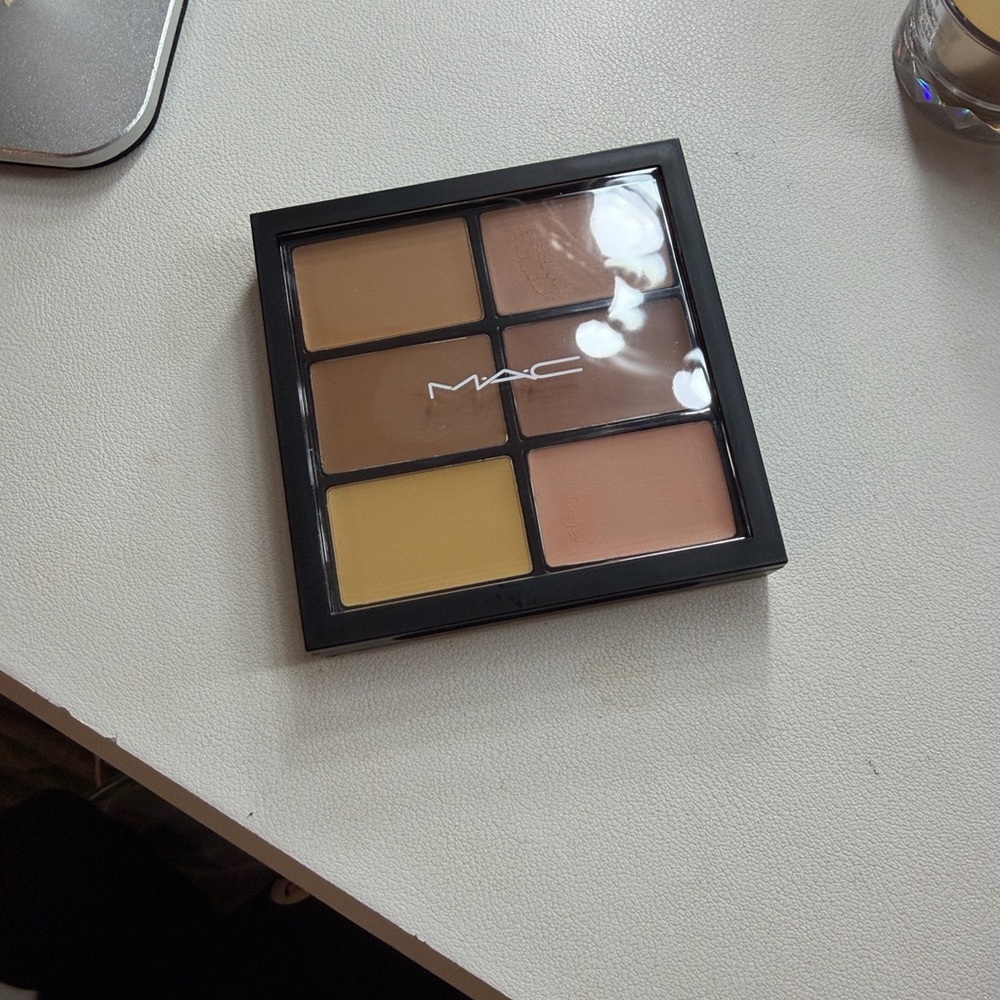 MAC Cosmetics Concealer Palette with Brown and Yellow Hues